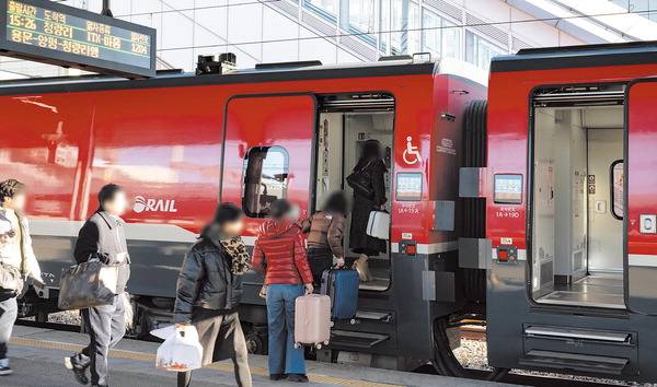 22일 중앙선이 운행되는 부산 부전역 승강장에서 서울 청량리행 열차를 이용하는 승객들이 열차에 오르고 있다.  전민철 기자 jmc@kookje.co.kr