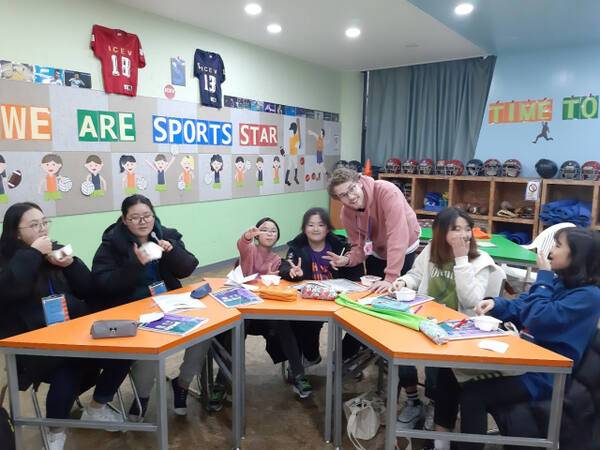 인천 영어마을에서 수업 중인 어린이들이 카메라를 향해 인사하고 있다. 인천 영어마을 제공