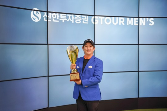 지난 21일(토) 골프존조이마루에서 열린 ‘2024 신한투자증권 GTOUR MEN’S 챔피언십’ 우승자 이용희가 우승컵을 들고 기념사진을 촬영하고 있다.