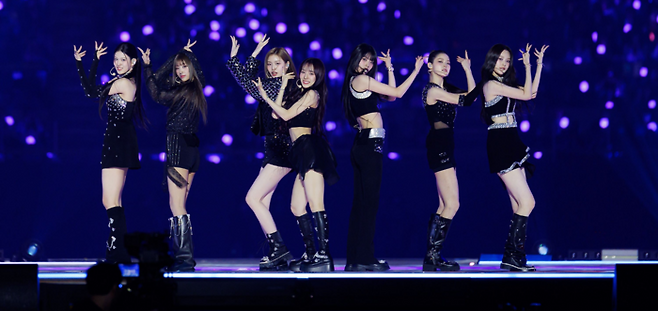 지난달 일본 오사카 교세라돔에서 열린 CJ ENM 연말 가요 시상식 ‘2024 MAMA 어워즈’에서 화려한 데뷔 무대를 선보인 신인 걸그룹 이즈나. [사진 제공 = 웨이크원]