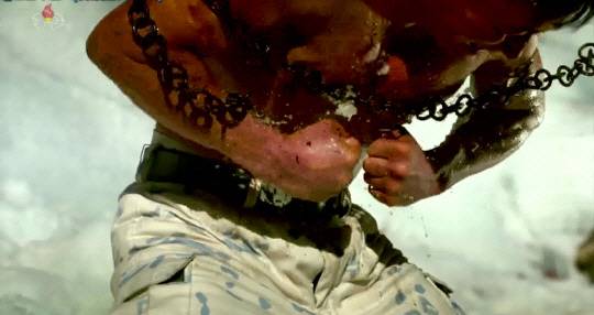 북한 건군절 75주년인 2023년 2월 8일 열린 열병식에 앞서 북한군 특수부대의 훈련 영상이 조선중앙TV를 통해 9일 공개됐다.사진은 북한 특수부대원이 철사를 끊는 장면. 조선중앙TV 연합뉴스