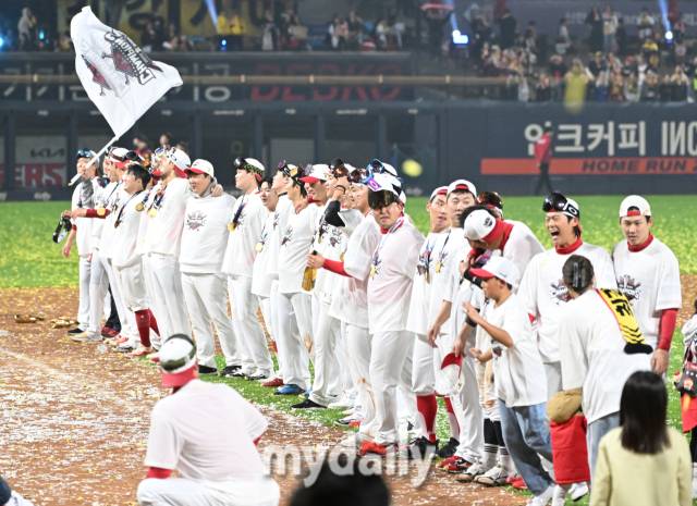 28일 오후 광주광역시 임동 광주기아챔피언스필드에서 진행된 '2024 프로야구 KBO리그 포스트시즌' 한국시리즈 5차전 KIA타이거즈와 삼성라이온즈의 경기. 기아 선수들이 7-5로 승리하고 우승한 뒤 세리머니를 하고 있다./광주=송일섭 기자 andlyu@mydaily.co.kr