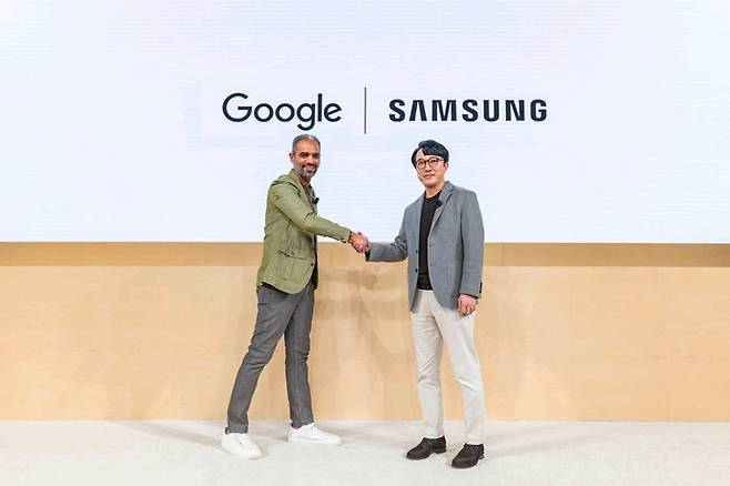 지난 12일&nbsp;'프로젝트 무한'이&nbsp;공개됐다. 사진은 최원준 부사장과 사미르 사맛 구글 안드로이드 사장.[사진 | 삼성전자 제공]