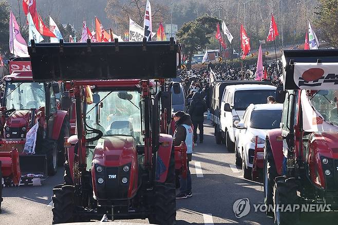 '한파 속 밤샘 대치', 경찰 규탄하는 전봉준 투쟁단 (서울=연합뉴스) 김성민 기자 = 22일 오전 서울 서초구 남태령 도로 위에 전국농민회총연맹 전봉준 투쟁단의 트랙터가 멈춰 서 있다.
    전날 윤석열 대통령 구속 등을 촉구하며 트랙터 상경 시위에 나섰다 이곳에서 경찰에 의해 저지된 전봉준 투쟁단은 대치를 이어가고 있다. 2024.12.22 ksm7976@yna.co.kr