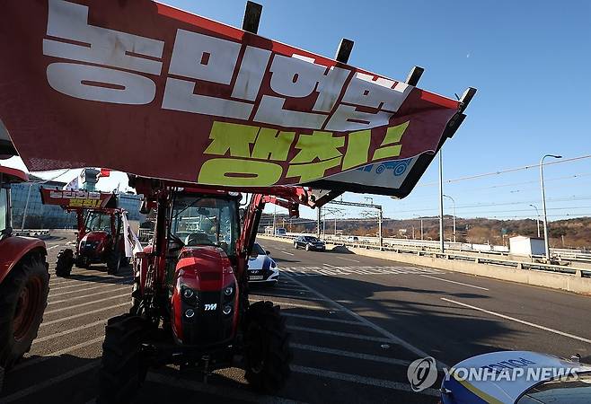 '트랙터 시위' 전농, 경찰과 이틀째 대치