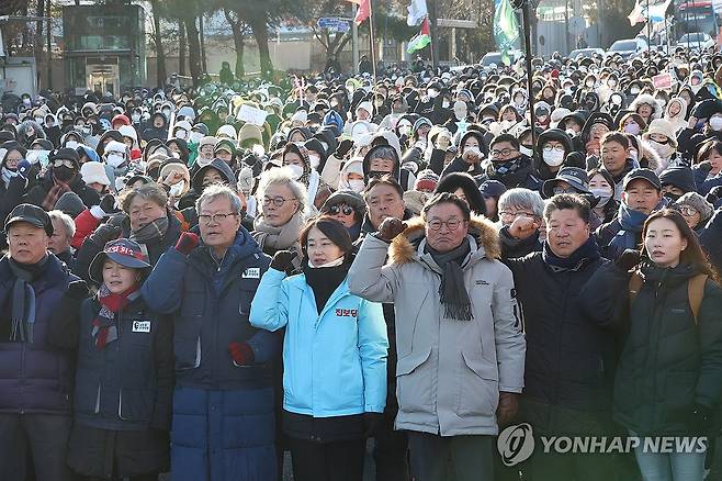 '한파 속 밤샘 대치', 경찰 규탄하는 전봉준 투쟁단 (서울=연합뉴스) 김성민 기자 = 윤석열 대통령 구속 등을 촉구하며 트랙터 상경 시위에 나섰다 서울 서초구 남태령에서 경찰에 의해 저지된 뒤 20시간 이상 대치를 이어온 전국농민회총연맹 전봉준 투쟁단 및 참가자들이 22일 오전 경찰을 규탄하는 구호를 외치고 있다. 2024.12.22 ksm7976@yna.co.kr