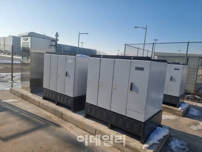 인천공항 화물터미널 내 태양광 발전 설비 공사 중인 ‘DASS SCI 500’ 모습. [다쓰테크 제공]