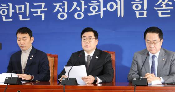 어제(22일) 열린 기자간담회에서 발언하는 박찬대 더불어민주당 원내대표〈사진=연합뉴스〉