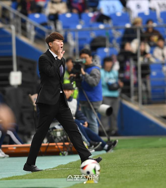수원FC 김은중 감독이 23일 울산 문수축구경기장에서 열린 K리그1 울산HD와 경기에서 작전지시를 하고 있다.  2024. 11. 23. 울산 | 최승섭기자 thunder@sportsseoul.com