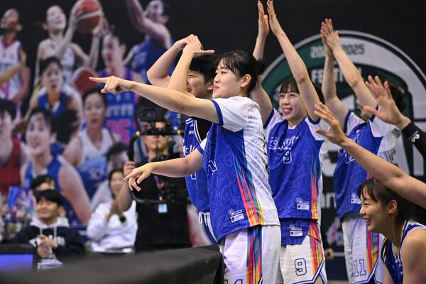 기뻐하는 WKBL 올스타 선수들. 사진┃WKBL