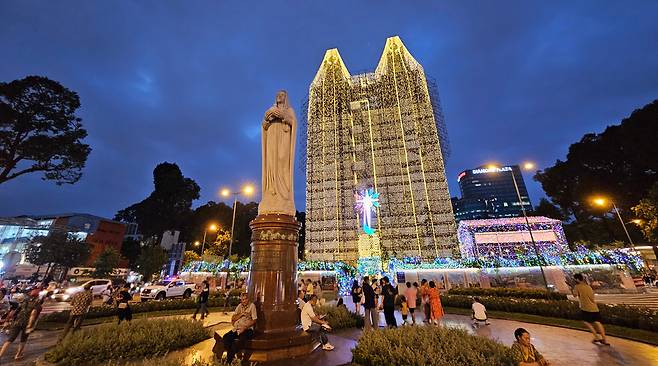 베트남 호찌민시의 노트르담 성당. 화려하게 불을 밝힌 성당 앞에서 사진을 찍는 사람들로 붐빈다. /호찌민=이미지 기자