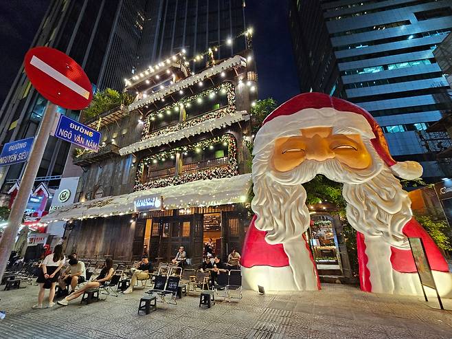 베트남 호찌민 시의 한 카페. 가게 입구를 산타클로스로 장식했다. /호찌민=이미지 기자