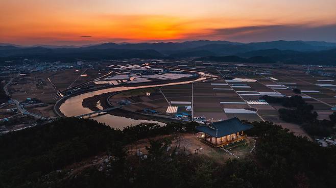 영덕 상대산 '관어대'는 영덕 최고의 전망을 자랑한다. 관어대에 서면 고래불해수욕장은 물론 땅거미가 내려 앉는 영해 일대 풍경을 한눈에 담을 수 있다. 방향에 따라 농촌, 어촌 마을이 펼쳐진다. / 이건송 영상미디어 기자