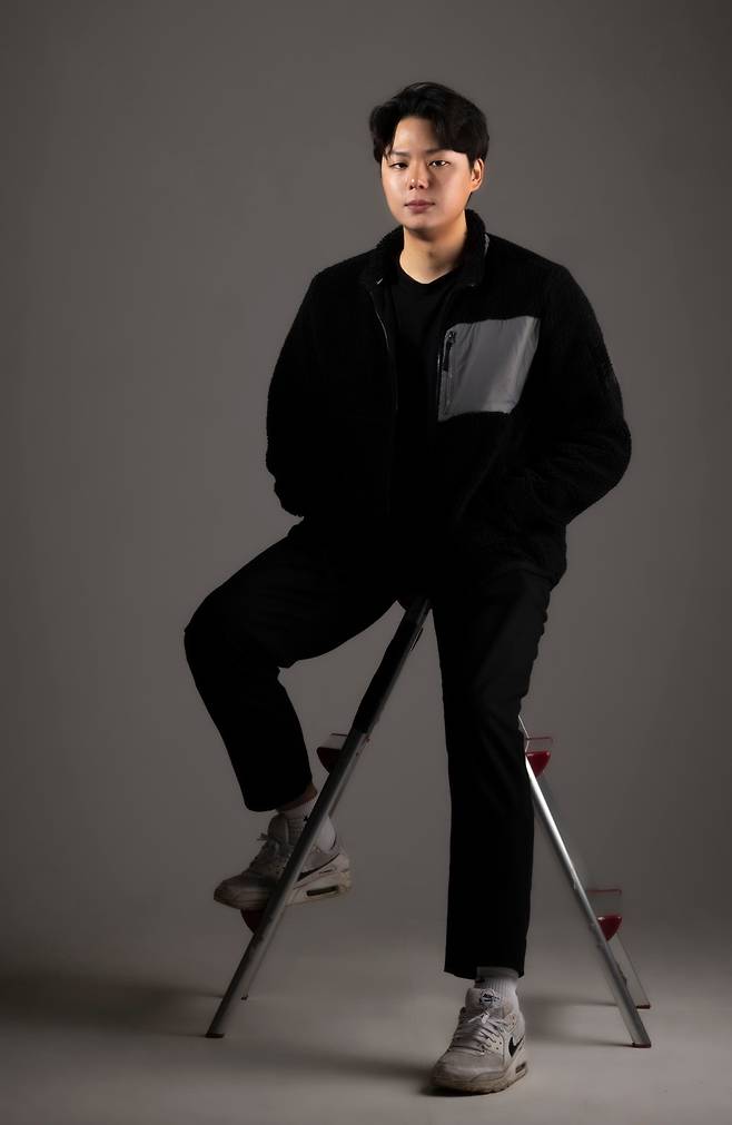 퐁퐁은 당초 '여혐 작가'로 좌표가 찍혀 공격 당하는 상황이라 얼굴을 공개하지 않으려 했으나, 인터뷰를 한 뒤 며칠 고민한 끝에 "이왕 이렇게 된 거 당당하게 나가겠다"며 사진 보도에 응했다. /이신영 영상미디어 기자