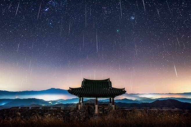 쌍둥이자리 유성우를 촬영해 2021년 천체사진공모전 수상작으로 선정된 사진. 윤은준/천문연 제공