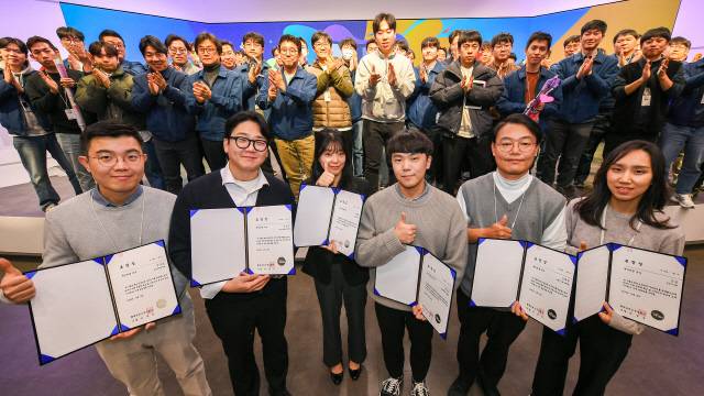 현대모비스는 지난 19일 경기도 용인에 위치한 기술연구소에서 '2024 엠필즈 페스타'를 개최했다. 사진은 수상자들이 기념촬영을 하고 있는 모습. 현대모비스 제공
