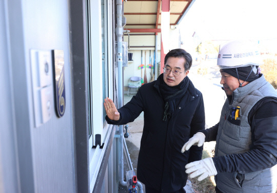 김동연 경기지사 23일 파주 비무장지대 내 대성동 마을을 방문해 북한의 대남 확성기 피해를 막기 위한 방음시설 설치 현장을 둘러보고 있다.[경기도 제공]