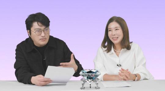 사옥의 한편을 촬영 장소로 활용하고 있는 서울 중구에 위치한 '다이아언니' 채널의 사무실에서 채널 운영자인 권태이(오른쪽) 실장과 광운대 OTT미디어 전공 이희대 교수가 대형 다이아몬드 소품을 테이블 가운데 두고 '희대의 NOW 구독중' 인터뷰를 촬영 중이다. [유튜브 '다이아언니' 채널 제공]