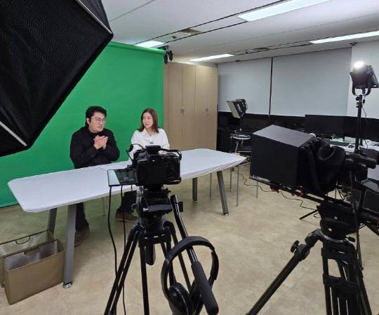 첫 콘텐츠를 선보였던 2019년부터 5년 동안 주 2회 이상의 콘텐츠를 꾸준히 제작하기 위해 '다이아언니' 사무실은 1주에 한 번씩 스튜디오로 변신한다. 성실성, 꾸준함이 크리에이터의 성공 비결이라는 것은 주지하는 사실이지만 실제로 행동에 옮기는 것이 얼마나 어려운 것인지도 우리는 알고 있다. [유튜브 '다이아언니' 채널 제공]