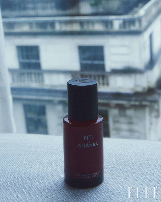 긴 비행에도 활력 있는 피부를 유지하기 위한 필수품. N°1 DE CHANEL 레드 까멜리아 세럼.