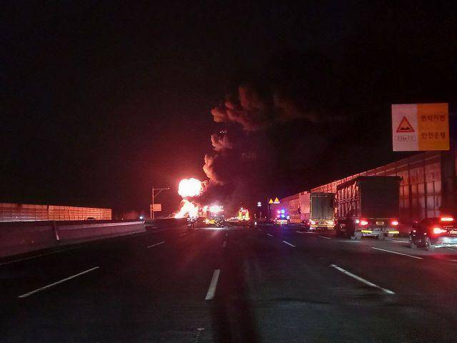 23일 오후 9시51분 경기 평택시 포승읍 서해안고속도로 목포방향을 달리던 유조차량이 가드레일을 들이받고 전도돼 화재가 발생했다. 소방청 제공