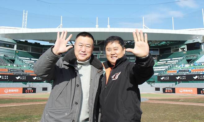 지난 16일 대전 한화생명 이글스파크에서 일간스포츠와 인터뷰한 장종훈 국가대표팀 코치(왼쪽)와 임헌린 이글스 부장. 둘은 손을 흔들며 야구장과 작별인사를 했다. 대전=김식 기자