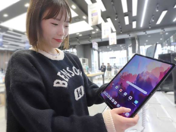 롯데하이마트 직원이 신학기 맞이 판매에 나서는 중저가 태블릿을 소개하고 있다. [사진=롯데하이마트]