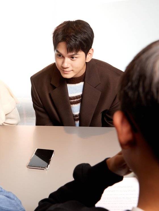 소중 학생기자단의 질문을 유심히 듣고 있는 옹성우 배우.