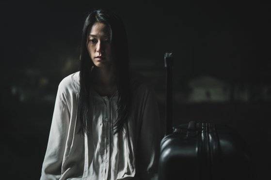 강풀 웹툰 원작의 디즈니플러스 시리즈 ‘조명가게’(8부작)는 어두운 골목길 끝 조명가게를 중심으로 삶과 죽음의 경계에 선 이들의 미스터리한 사연을 풀어간다. 사진 월트디즈니 컴퍼니 코리아