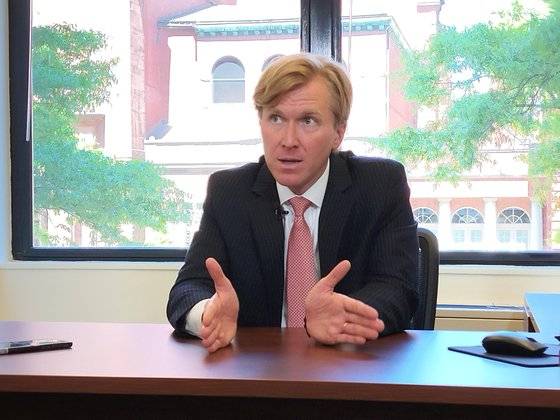 엘브리지 콜비 전 국방부 전략ㆍ전력개발담당 부차관보가 지난 4월 23일(현지시간) 워싱턴 DC에 있는 자신의 사무실에서 중앙일보와 인터뷰하고 있다. 콜비 전 부차관보는 22일 도널드 트럼프 대통령 당선인에 의해 차기 국방부 정책담당 차관에 지명됐다. 워싱턴=조셉리 기자