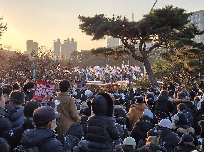 지난 12월 14일 탄핵 표결 결과 방송을 숨죽여 듣고 있는 시민들의 모습. 탄핵이 가결된 이후 시민들은 환호하고 눈물을 흘리기도 했다. 송선교 인턴기자