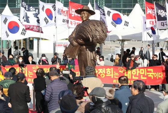 23일 오후 대구 동구 동대구역 광장에서 보수단체 회원들이 박정희 전 대통령 동상 주변에 몰려 환호하고 있다. 뉴스1