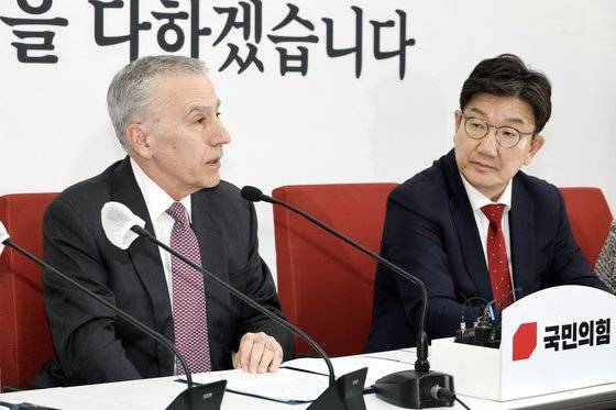 권성동 국민의힘 대표 권한대행 겸 원내대표가 23일 오후 국회에서 필립 골드버그 주한미대사를 접견하고 있다. 김성룡 기자/ 2024.12.23