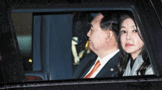 윤석열 대통령(왼쪽)과 부인 김건희 여사. 사진은 지난해 12월 12일 네덜란드 국빈 방문 당시 차량에 탑승한 모습이다. 연합뉴스