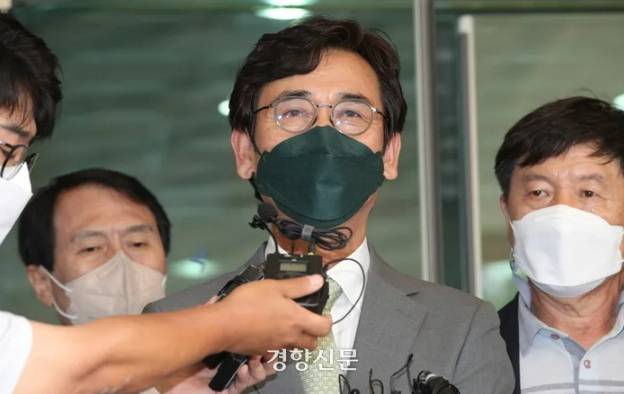 한동훈 전 법무부 장관 명예훼손 혐의로 기소된 유시민 전 노무현재단 이사장이 2022년 6월9일 서울 마포구 서울서부지법에서 열린 1심 선고 공판을 마치고 법원을 나서던 중 취재진 질문에 답하고 있다. 성동훈 기자