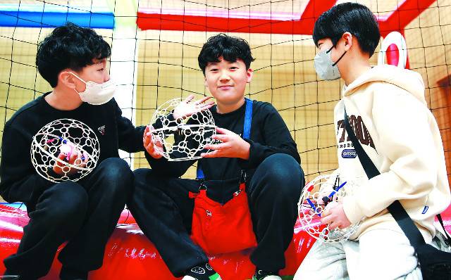 경북 김천시 금릉초 4학년 조범석(왼쪽 사진 가운데)군이 지난 18일 늘봄프로그램인 ‘드론 축구’를 마치고 친구들과 이날 경기에 대해 얘기하고 있다.