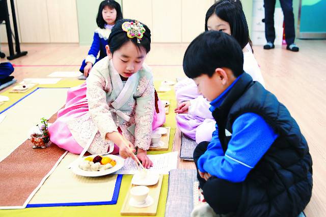 또 다른 늘봄프로그램 '어린이 다도' 수업에서는 한복을 입은 1학년 나현지양이 친구들에게 전통 과자를 나눠주고 있다.