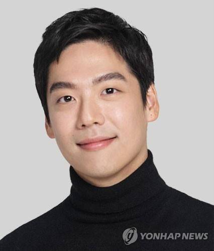 오리온그룹 담철곤 회장의 장남이자 오너 3세 담서원 씨가 2년 만에 상무에서 전무로 초고속 승진했다.  [사진출처 = 연합뉴스]