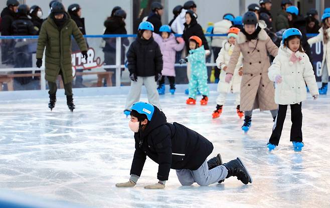 서울광장 스케이트장에서 시민들이 즐거운 시간을 보내고 있습니다. 휘청이던 한 아이가 이내 꽈당 넘어지는데요. 무릎이 아플 법도 하지만 얼굴에서는 웃음이 사라지지 않습니다. 한주형 기자