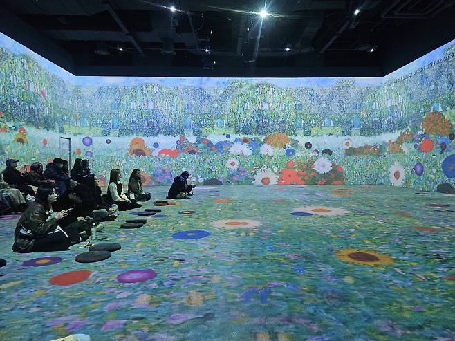 전시 기획사 미디어앤아트의 '구스타프 클림트: 타임리스 뷰티'가 열리고 있는 서울 중구 그라운드시소 명동에서 관객들이 클림트 작품을 관람하고 있다. 송경은 기자