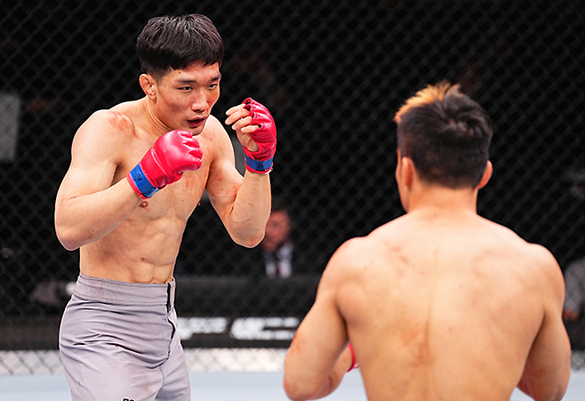 이창호가 Road to UFC 시즌2 밴텀급 결승전을 치르고 있다. 사진=TKO