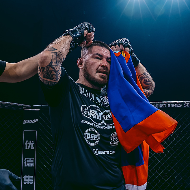 로케 마르티네스가 2024년 7월 부산광역시 벡스코 제2전시장 블랙컴뱃 11 승리 선언을 받고 있다. 사진=이데아 파라곤