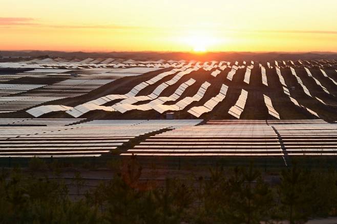 중국 네이멍구자치구 쿠부치 사막에 설치된 태양광 패널 /사진=네이멍구자치구 정부 홈페이지