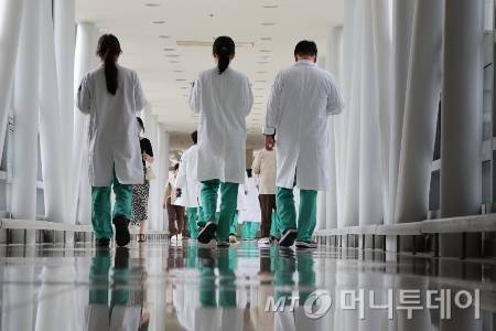 서울의 한 상급종합병원에서 의료진이 이동하고 있다. 사진은 기사와 직접적인 관련이 없음./사진=(서울=뉴스1) 신웅수 기자