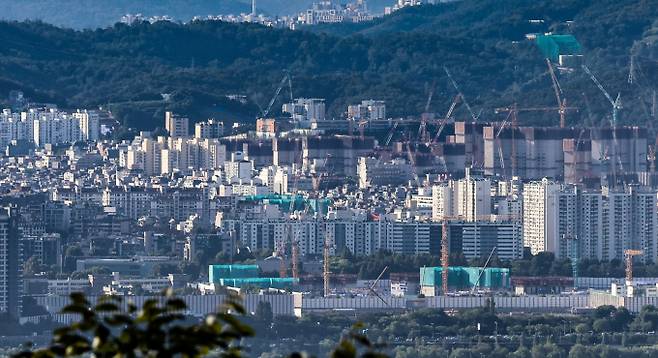 정국 불안 등이 가중되며 피해는 소비자가 고스란히 떠안을 위기다. 사진은 서울시내 한 아파트 밀집 지역과 정비사업 현장. 사진은 기사 내용과 관련 없음. /사진=뉴시스