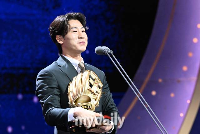 기아 박찬호가 13일 오후 서울 삼성동 코엑스 오디토리움에서 진행된 '2024 KBO 골든글러브' 시상식에서 3루수 부문 골든글러브를 수상한 뒤 소감을 밝히고 있다./삼성동=곽경훈 기자 kphoto@mydaily.co.kr