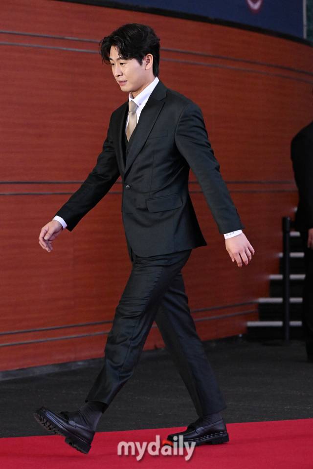 기아 박찬호가 13일 오후 서울 삼성동 코엑스 오디토리움에서 진행된 '2024 KBO 골든글러브' 시상식 레드카펫으로 등장하고 있다./삼성동=곽경훈 기자 kphoto@mydaily.co.kr