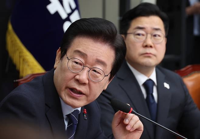 이재명(왼쪽) 더불어민주당 대표가 23일 오전 서울 여의도 국회에서 열린 최고위원회의에 참석해 발언하고 있다. [연합]