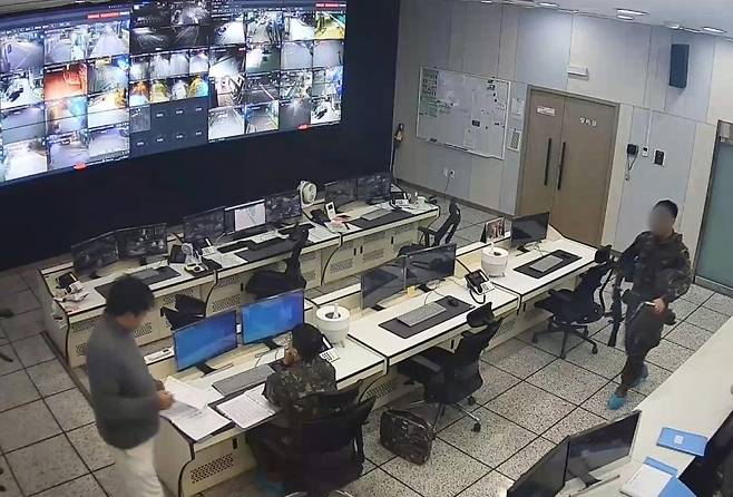 양구군청 출입하는 군인[더불어민주당 허영 의원실 제공]