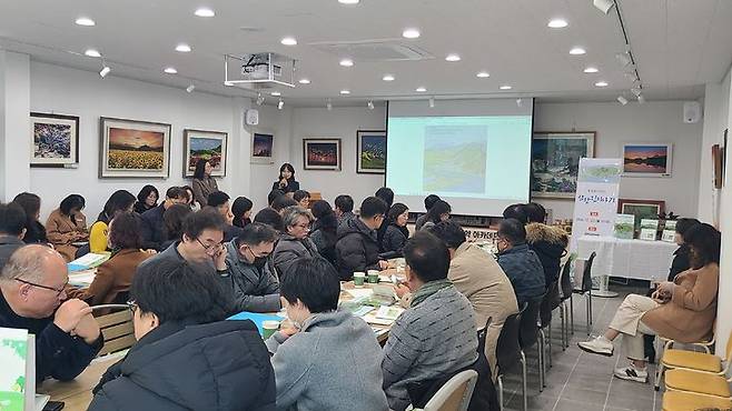 [밀양=뉴시스] 밀양교육지원청이 초·중·고등학교 학교장 회의에서 '세 물결이 만나는 삼랑진 이야기'의 발간과정을 공유하고 있다. (사진=밀양교육지원청 제공) 2024.12.23. photo@newsis.com *재판매 및 DB 금지